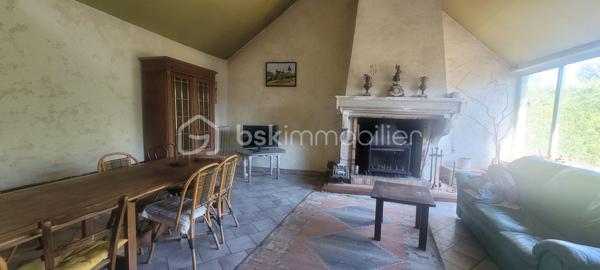 Proche pithiviers maison en pierre dans village médiéval de Yévre le Chatel d'une surface de 175 m² environ comprenant au rez de chaussée une grande pièce anciennement atelier ,véranda d 'environ 50 m² lumineuse a la suite avec vue sur jardin clos de mur .
a l' étage séjour cathédrale avec cuisine ouverte et cheminée , deux chambres mansardées , une chambre avec sa salle de bain et wc 
Mezzanine aménagée en plateau .
garage traversant .
Dépendance .
Jardin non attenant avec abri et 2 places de stationnement .
en conclusion maison coup de cœur a voir absolument pour divers projets( professionnel ,secondaire ,familial etc )