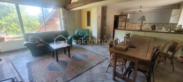 Proche pithiviers maison en pierre dans village médiéval de Yévre le Chatel d'une surface de 175 m² environ comprenant au rez de chaussée une grande pièce anciennement atelier ,véranda d 'environ 50 m² lumineuse a la suite avec vue sur jardin clos de mur .
a l' étage séjour cathédrale avec cuisine ouverte et cheminée , deux chambres mansardées , une chambre avec sa salle de bain et wc 
Mezzanine aménagée en plateau .
garage traversant .
Dépendance .
Jardin non attenant avec abri et 2 places de stationnement .
en conclusion maison coup de cœur a voir absolument pour divers projets( professionnel ,secondaire ,familial etc )