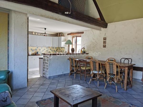 Proche pithiviers maison en pierre dans village médiéval de Yévre le Chatel d'une surface de 175 m² environ comprenant au rez de chaussée une grande pièce anciennement atelier ,véranda d 'environ 50 m² lumineuse a la suite avec vue sur jardin clos de mur .
a l' étage séjour cathédrale avec cuisine ouverte et cheminée , deux chambres mansardées , une chambre avec sa salle de bain et wc 
Mezzanine aménagée en plateau .
garage traversant .
Dépendance .
Jardin non attenant avec abri et 2 places de stationnement .
en conclusion maison coup de cœur a voir absolument pour divers projets( professionnel ,secondaire ,familial etc )