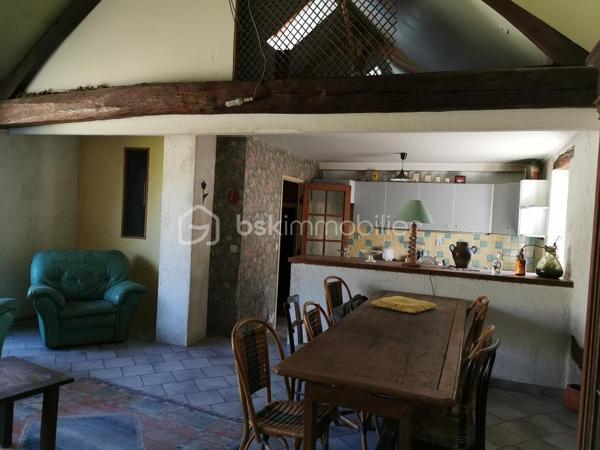 Proche pithiviers maison en pierre dans village médiéval de Yévre le Chatel d'une surface de 175 m² environ comprenant au rez de chaussée une grande pièce anciennement atelier ,véranda d 'environ 50 m² lumineuse a la suite avec vue sur jardin clos de mur .
a l' étage séjour cathédrale avec cuisine ouverte et cheminée , deux chambres mansardées , une chambre avec sa salle de bain et wc 
Mezzanine aménagée en plateau .
garage traversant .
Dépendance .
Jardin non attenant avec abri et 2 places de stationnement .
en conclusion maison coup de cœur a voir absolument pour divers projets( professionnel ,secondaire ,familial etc )