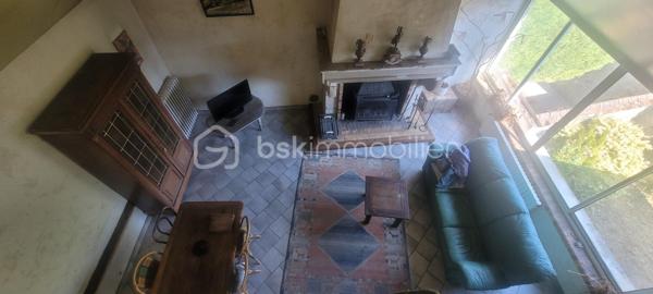 Proche pithiviers maison en pierre dans village médiéval de Yévre le Chatel d'une surface de 175 m² environ comprenant au rez de chaussée une grande pièce anciennement atelier ,véranda d 'environ 50 m² lumineuse a la suite avec vue sur jardin clos de mur .
a l' étage séjour cathédrale avec cuisine ouverte et cheminée , deux chambres mansardées , une chambre avec sa salle de bain et wc 
Mezzanine aménagée en plateau .
garage traversant .
Dépendance .
Jardin non attenant avec abri et 2 places de stationnement .
en conclusion maison coup de cœur a voir absolument pour divers projets( professionnel ,secondaire ,familial etc )