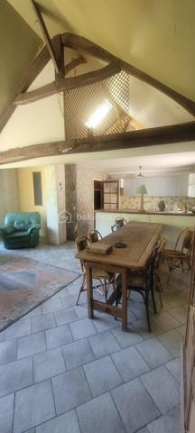 Proche pithiviers maison en pierre dans village médiéval de Yévre le Chatel d'une surface de 175 m² environ comprenant au rez de chaussée une grande pièce anciennement atelier ,véranda d 'environ 50 m² lumineuse a la suite avec vue sur jardin clos de mur .
a l' étage séjour cathédrale avec cuisine ouverte et cheminée , deux chambres mansardées , une chambre avec sa salle de bain et wc 
Mezzanine aménagée en plateau .
garage traversant .
Dépendance .
Jardin non attenant avec abri et 2 places de stationnement .
en conclusion maison coup de cœur a voir absolument pour divers projets( professionnel ,secondaire ,familial etc )