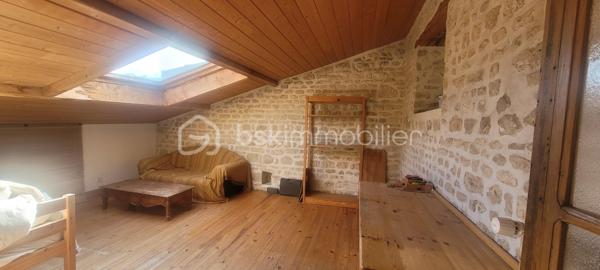 Proche pithiviers maison en pierre dans village médiéval de Yévre le Chatel d'une surface de 175 m² environ comprenant au rez de chaussée une grande pièce anciennement atelier ,véranda d 'environ 50 m² lumineuse a la suite avec vue sur jardin clos de mur .
a l' étage séjour cathédrale avec cuisine ouverte et cheminée , deux chambres mansardées , une chambre avec sa salle de bain et wc 
Mezzanine aménagée en plateau .
garage traversant .
Dépendance .
Jardin non attenant avec abri et 2 places de stationnement .
en conclusion maison coup de cœur a voir absolument pour divers projets( professionnel ,secondaire ,familial etc )