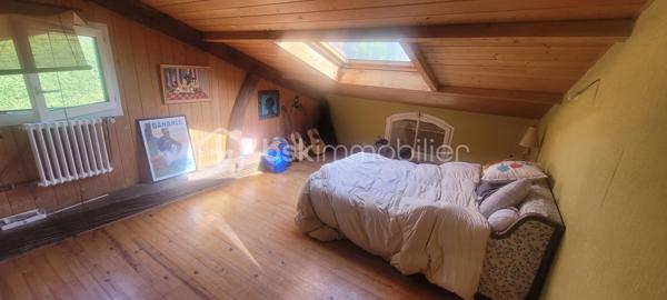 Proche pithiviers maison en pierre dans village médiéval de Yévre le Chatel d'une surface de 175 m² environ comprenant au rez de chaussée une grande pièce anciennement atelier ,véranda d 'environ 50 m² lumineuse a la suite avec vue sur jardin clos de mur .
a l' étage séjour cathédrale avec cuisine ouverte et cheminée , deux chambres mansardées , une chambre avec sa salle de bain et wc 
Mezzanine aménagée en plateau .
garage traversant .
Dépendance .
Jardin non attenant avec abri et 2 places de stationnement .
en conclusion maison coup de cœur a voir absolument pour divers projets( professionnel ,secondaire ,familial etc )