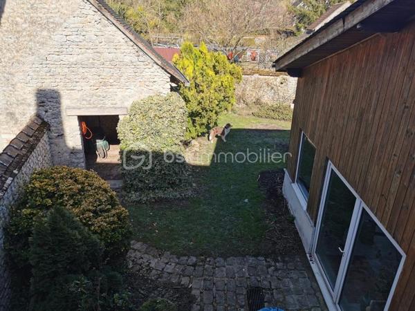 Proche pithiviers maison en pierre dans village médiéval de Yévre le Chatel d'une surface de 175 m² environ comprenant au rez de chaussée une grande pièce anciennement atelier ,véranda d 'environ 50 m² lumineuse a la suite avec vue sur jardin clos de mur .
a l' étage séjour cathédrale avec cuisine ouverte et cheminée , deux chambres mansardées , une chambre avec sa salle de bain et wc 
Mezzanine aménagée en plateau .
garage traversant .
Dépendance .
Jardin non attenant avec abri et 2 places de stationnement .
en conclusion maison coup de cœur a voir absolument pour divers projets( professionnel ,secondaire ,familial etc )