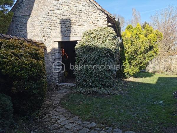 Proche pithiviers maison en pierre dans village médiéval de Yévre le Chatel d'une surface de 175 m² environ comprenant au rez de chaussée une grande pièce anciennement atelier ,véranda d 'environ 50 m² lumineuse a la suite avec vue sur jardin clos de mur .
a l' étage séjour cathédrale avec cuisine ouverte et cheminée , deux chambres mansardées , une chambre avec sa salle de bain et wc 
Mezzanine aménagée en plateau .
garage traversant .
Dépendance .
Jardin non attenant avec abri et 2 places de stationnement .
en conclusion maison coup de cœur a voir absolument pour divers projets( professionnel ,secondaire ,familial etc )