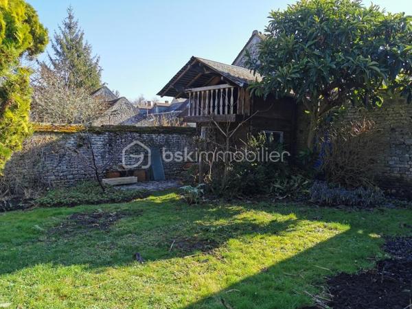 Proche pithiviers maison en pierre dans village médiéval de Yévre le Chatel d'une surface de 175 m² environ comprenant au rez de chaussée une grande pièce anciennement atelier ,véranda d 'environ 50 m² lumineuse a la suite avec vue sur jardin clos de mur .
a l' étage séjour cathédrale avec cuisine ouverte et cheminée , deux chambres mansardées , une chambre avec sa salle de bain et wc 
Mezzanine aménagée en plateau .
garage traversant .
Dépendance .
Jardin non attenant avec abri et 2 places de stationnement .
en conclusion maison coup de cœur a voir absolument pour divers projets( professionnel ,secondaire ,familial etc )