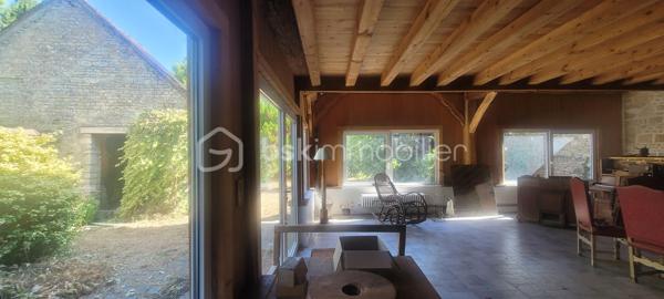 Proche pithiviers maison en pierre dans village médiéval de Yévre le Chatel d'une surface de 175 m² environ comprenant au rez de chaussée une grande pièce anciennement atelier ,véranda d 'environ 50 m² lumineuse a la suite avec vue sur jardin clos de mur .
a l' étage séjour cathédrale avec cuisine ouverte et cheminée , deux chambres mansardées , une chambre avec sa salle de bain et wc 
Mezzanine aménagée en plateau .
garage traversant .
Dépendance .
Jardin non attenant avec abri et 2 places de stationnement .
en conclusion maison coup de cœur a voir absolument pour divers projets( professionnel ,secondaire ,familial etc )