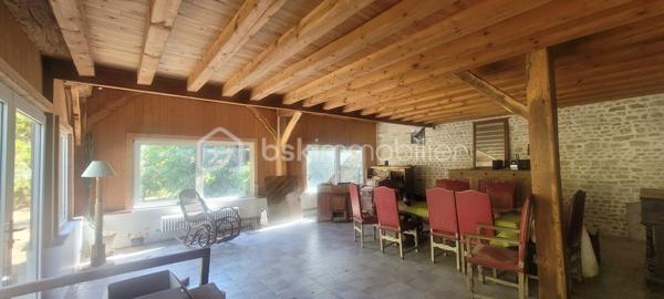 Proche pithiviers maison en pierre dans village médiéval de Yévre le Chatel d'une surface de 175 m² environ comprenant au rez de chaussée une grande pièce anciennement atelier ,véranda d 'environ 50 m² lumineuse a la suite avec vue sur jardin clos de mur .
a l' étage séjour cathédrale avec cuisine ouverte et cheminée , deux chambres mansardées , une chambre avec sa salle de bain et wc 
Mezzanine aménagée en plateau .
garage traversant .
Dépendance .
Jardin non attenant avec abri et 2 places de stationnement .
en conclusion maison coup de cœur a voir absolument pour divers projets( professionnel ,secondaire ,familial etc )