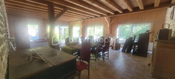 Proche pithiviers maison en pierre dans village médiéval de Yévre le Chatel d'une surface de 175 m² environ comprenant au rez de chaussée une grande pièce anciennement atelier ,véranda d 'environ 50 m² lumineuse a la suite avec vue sur jardin clos de mur .
a l' étage séjour cathédrale avec cuisine ouverte et cheminée , deux chambres mansardées , une chambre avec sa salle de bain et wc 
Mezzanine aménagée en plateau .
garage traversant .
Dépendance .
Jardin non attenant avec abri et 2 places de stationnement .
en conclusion maison coup de cœur a voir absolument pour divers projets( professionnel ,secondaire ,familial etc )