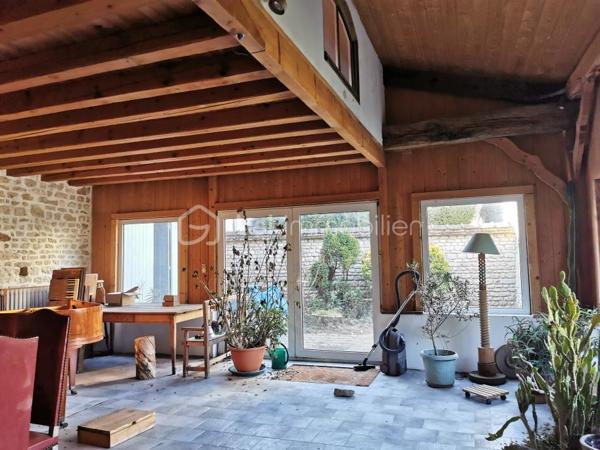 Proche pithiviers maison en pierre dans village médiéval de Yévre le Chatel d'une surface de 175 m² environ comprenant au rez de chaussée une grande pièce anciennement atelier ,véranda d 'environ 50 m² lumineuse a la suite avec vue sur jardin clos de mur .
a l' étage séjour cathédrale avec cuisine ouverte et cheminée , deux chambres mansardées , une chambre avec sa salle de bain et wc 
Mezzanine aménagée en plateau .
garage traversant .
Dépendance .
Jardin non attenant avec abri et 2 places de stationnement .
en conclusion maison coup de cœur a voir absolument pour divers projets( professionnel ,secondaire ,familial etc )