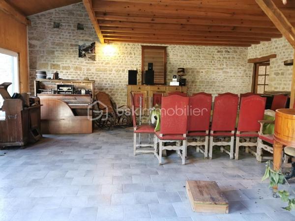 Proche pithiviers maison en pierre dans village médiéval de Yévre le Chatel d'une surface de 175 m² environ comprenant au rez de chaussée une grande pièce anciennement atelier ,véranda d 'environ 50 m² lumineuse a la suite avec vue sur jardin clos de mur .
a l' étage séjour cathédrale avec cuisine ouverte et cheminée , deux chambres mansardées , une chambre avec sa salle de bain et wc 
Mezzanine aménagée en plateau .
garage traversant .
Dépendance .
Jardin non attenant avec abri et 2 places de stationnement .
en conclusion maison coup de cœur a voir absolument pour divers projets( professionnel ,secondaire ,familial etc )