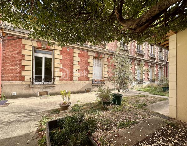 Centre Le Vésinet – À 5 minutes à pied du RER Le Vésinet Centre, dans un immeuble des années 30, studio de 26,41 m² donnant sur une cour intérieure, au calme et avec vue dégagée

Fonctionnel, il offre une pièce de vie de 18,30 m² avec cuisine ouverte, ainsi qu'un espace nuit sur mezzanine. Salle de douche avec toilettes

Une cave complète ce bien

Charges faibles