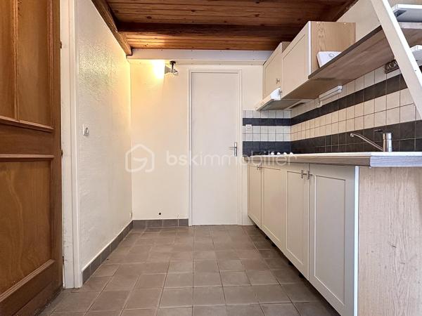 Centre Le Vésinet – À 5 minutes à pied du RER Le Vésinet Centre, dans un immeuble des années 30, studio de 26,41 m² donnant sur une cour intérieure, au calme et avec vue dégagée

Fonctionnel, il offre une pièce de vie de 18,30 m² avec cuisine ouverte, ainsi qu'un espace nuit sur mezzanine. Salle de douche avec toilettes

Une cave complète ce bien

Charges faibles