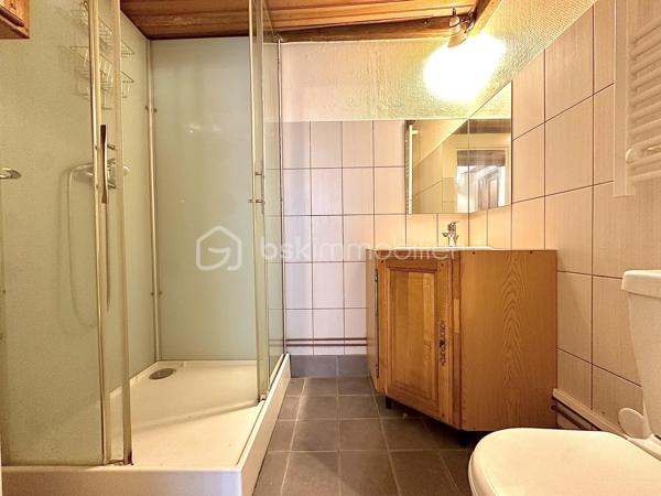 Centre Le Vésinet – À 5 minutes à pied du RER Le Vésinet Centre, dans un immeuble des années 30, studio de 26,41 m² donnant sur une cour intérieure, au calme et avec vue dégagée

Fonctionnel, il offre une pièce de vie de 18,30 m² avec cuisine ouverte, ainsi qu'un espace nuit sur mezzanine. Salle de douche avec toilettes

Une cave complète ce bien

Charges faibles