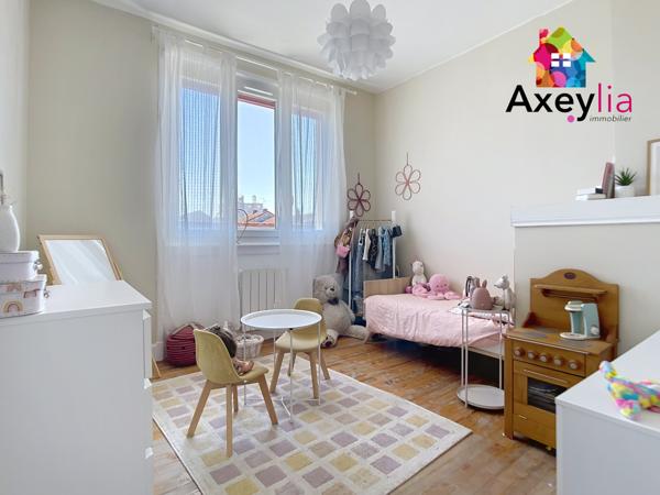 Roanne (42300) A VENDRE - MAISON FAMILIALE AVEC TROIS CHAMBRES, GRANDE PIÈCE DE VIE, GARAGE DOUBLE ET TERRAIN