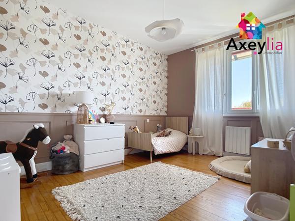 Roanne (42300) A VENDRE - MAISON FAMILIALE AVEC TROIS CHAMBRES, GRANDE PIÈCE DE VIE, GARAGE DOUBLE ET TERRAIN