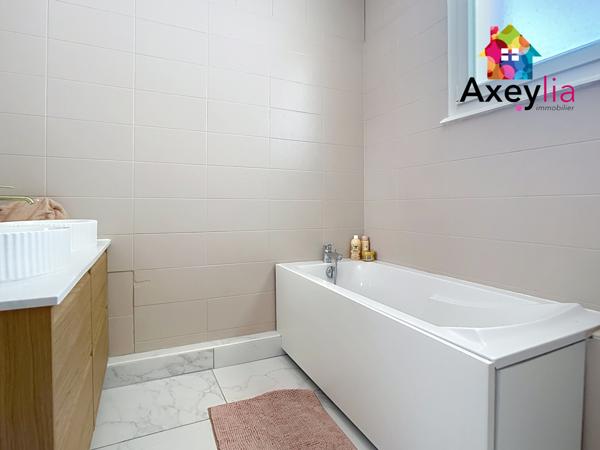 Roanne (42300) A VENDRE - MAISON FAMILIALE AVEC TROIS CHAMBRES, GRANDE PIÈCE DE VIE, GARAGE DOUBLE ET TERRAIN