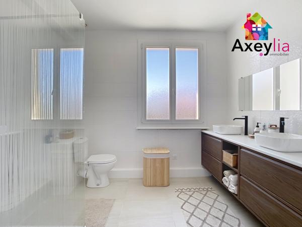 Roanne (42300) A VENDRE - MAISON FAMILIALE AVEC TROIS CHAMBRES, GRANDE PIÈCE DE VIE, GARAGE DOUBLE ET TERRAIN