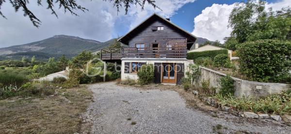 Découvrez cette maison de 75 m² (sur une parcelle de 562 m²) au style chalet typique (habillage bois), située au calme dans le lotissement "Serre Gras" à Aspres-sur-Buëch. 

  Répartie sur 3 niveaux, elle se compose de :
Niveau inférieur : Deux chambres, une salle de bain, un WC, une buanderie, et une vaste pièce avec baie vitrée coulissante (en lieu et place de l'ancien garage).   

Niveau principal : Une pièce de vie lumineuse, une cuisine, et un accès direct à une grande terrasse en U en bois (réalisée en 2021) avec une partie  sous auvent

  Dernier niveau : Une troisième chambre avec placards et une pièce sous pente, idéale pour un bureau ou un espace détente.   

Les + :
✔ Vue imprenable sur les montagnes (Massif du Dévoluy, Pic de Bure et Durbonas)
✔ Sentiers de promenade et de randonnée (vers le Col de Seille) juste à proximité
✔ Grande terrasse en U, parfaite pour profiter des beaux jours
✔ Poêle à bois Flamme Verte (2021) et double vitrage

Un bien idéal alliant confort, nature et charme de la montagne ! Contactez-nous pour organiser votre visite.
