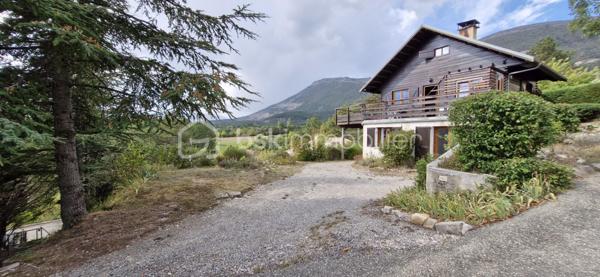 Découvrez cette maison de 75 m² (sur une parcelle de 562 m²) au style chalet typique (habillage bois), située au calme dans le lotissement "Serre Gras" à Aspres-sur-Buëch. 

  Répartie sur 3 niveaux, elle se compose de :
Niveau inférieur : Deux chambres, une salle de bain, un WC, une buanderie, et une vaste pièce avec baie vitrée coulissante (en lieu et place de l'ancien garage).   

Niveau principal : Une pièce de vie lumineuse, une cuisine, et un accès direct à une grande terrasse en U en bois (réalisée en 2021) avec une partie  sous auvent

  Dernier niveau : Une troisième chambre avec placards et une pièce sous pente, idéale pour un bureau ou un espace détente.   

Les + :
✔ Vue imprenable sur les montagnes (Massif du Dévoluy, Pic de Bure et Durbonas)
✔ Sentiers de promenade et de randonnée (vers le Col de Seille) juste à proximité
✔ Grande terrasse en U, parfaite pour profiter des beaux jours
✔ Poêle à bois Flamme Verte (2021) et double vitrage

Un bien idéal alliant confort, nature et charme de la montagne ! Contactez-nous pour organiser votre visite.