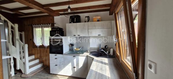 Découvrez cette maison de 75 m² (sur une parcelle de 562 m²) au style chalet typique (habillage bois), située au calme dans le lotissement "Serre Gras" à Aspres-sur-Buëch. 

  Répartie sur 3 niveaux, elle se compose de :
Niveau inférieur : Deux chambres, une salle de bain, un WC, une buanderie, et une vaste pièce avec baie vitrée coulissante (en lieu et place de l'ancien garage).   

Niveau principal : Une pièce de vie lumineuse, une cuisine, et un accès direct à une grande terrasse en U en bois (réalisée en 2021) avec une partie  sous auvent

  Dernier niveau : Une troisième chambre avec placards et une pièce sous pente, idéale pour un bureau ou un espace détente.   

Les + :
✔ Vue imprenable sur les montagnes (Massif du Dévoluy, Pic de Bure et Durbonas)
✔ Sentiers de promenade et de randonnée (vers le Col de Seille) juste à proximité
✔ Grande terrasse en U, parfaite pour profiter des beaux jours
✔ Poêle à bois Flamme Verte (2021) et double vitrage

Un bien idéal alliant confort, nature et charme de la montagne ! Contactez-nous pour organiser votre visite.