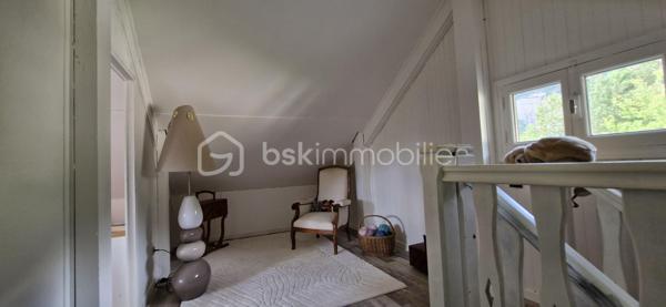 Découvrez cette maison de 75 m² (sur une parcelle de 562 m²) au style chalet typique (habillage bois), située au calme dans le lotissement "Serre Gras" à Aspres-sur-Buëch. 

  Répartie sur 3 niveaux, elle se compose de :
Niveau inférieur : Deux chambres, une salle de bain, un WC, une buanderie, et une vaste pièce avec baie vitrée coulissante (en lieu et place de l'ancien garage).   

Niveau principal : Une pièce de vie lumineuse, une cuisine, et un accès direct à une grande terrasse en U en bois (réalisée en 2021) avec une partie  sous auvent

  Dernier niveau : Une troisième chambre avec placards et une pièce sous pente, idéale pour un bureau ou un espace détente.   

Les + :
✔ Vue imprenable sur les montagnes (Massif du Dévoluy, Pic de Bure et Durbonas)
✔ Sentiers de promenade et de randonnée (vers le Col de Seille) juste à proximité
✔ Grande terrasse en U, parfaite pour profiter des beaux jours
✔ Poêle à bois Flamme Verte (2021) et double vitrage

Un bien idéal alliant confort, nature et charme de la montagne ! Contactez-nous pour organiser votre visite.