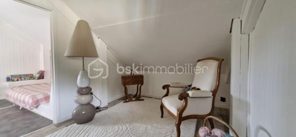 Découvrez cette maison de 75 m² (sur une parcelle de 562 m²) au style chalet typique (habillage bois), située au calme dans le lotissement "Serre Gras" à Aspres-sur-Buëch. 

  Répartie sur 3 niveaux, elle se compose de :
Niveau inférieur : Deux chambres, une salle de bain, un WC, une buanderie, et une vaste pièce avec baie vitrée coulissante (en lieu et place de l'ancien garage).   

Niveau principal : Une pièce de vie lumineuse, une cuisine, et un accès direct à une grande terrasse en U en bois (réalisée en 2021) avec une partie  sous auvent

  Dernier niveau : Une troisième chambre avec placards et une pièce sous pente, idéale pour un bureau ou un espace détente.   

Les + :
✔ Vue imprenable sur les montagnes (Massif du Dévoluy, Pic de Bure et Durbonas)
✔ Sentiers de promenade et de randonnée (vers le Col de Seille) juste à proximité
✔ Grande terrasse en U, parfaite pour profiter des beaux jours
✔ Poêle à bois Flamme Verte (2021) et double vitrage

Un bien idéal alliant confort, nature et charme de la montagne ! Contactez-nous pour organiser votre visite.