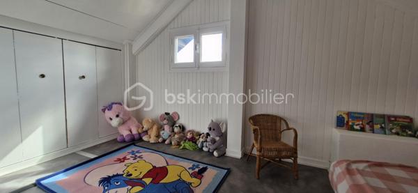 Découvrez cette maison de 75 m² (sur une parcelle de 562 m²) au style chalet typique (habillage bois), située au calme dans le lotissement "Serre Gras" à Aspres-sur-Buëch. 

  Répartie sur 3 niveaux, elle se compose de :
Niveau inférieur : Deux chambres, une salle de bain, un WC, une buanderie, et une vaste pièce avec baie vitrée coulissante (en lieu et place de l'ancien garage).   

Niveau principal : Une pièce de vie lumineuse, une cuisine, et un accès direct à une grande terrasse en U en bois (réalisée en 2021) avec une partie  sous auvent

  Dernier niveau : Une troisième chambre avec placards et une pièce sous pente, idéale pour un bureau ou un espace détente.   

Les + :
✔ Vue imprenable sur les montagnes (Massif du Dévoluy, Pic de Bure et Durbonas)
✔ Sentiers de promenade et de randonnée (vers le Col de Seille) juste à proximité
✔ Grande terrasse en U, parfaite pour profiter des beaux jours
✔ Poêle à bois Flamme Verte (2021) et double vitrage

Un bien idéal alliant confort, nature et charme de la montagne ! Contactez-nous pour organiser votre visite.