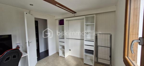 Découvrez cette maison de 75 m² (sur une parcelle de 562 m²) au style chalet typique (habillage bois), située au calme dans le lotissement "Serre Gras" à Aspres-sur-Buëch. 

  Répartie sur 3 niveaux, elle se compose de :
Niveau inférieur : Deux chambres, une salle de bain, un WC, une buanderie, et une vaste pièce avec baie vitrée coulissante (en lieu et place de l'ancien garage).   

Niveau principal : Une pièce de vie lumineuse, une cuisine, et un accès direct à une grande terrasse en U en bois (réalisée en 2021) avec une partie  sous auvent

  Dernier niveau : Une troisième chambre avec placards et une pièce sous pente, idéale pour un bureau ou un espace détente.   

Les + :
✔ Vue imprenable sur les montagnes (Massif du Dévoluy, Pic de Bure et Durbonas)
✔ Sentiers de promenade et de randonnée (vers le Col de Seille) juste à proximité
✔ Grande terrasse en U, parfaite pour profiter des beaux jours
✔ Poêle à bois Flamme Verte (2021) et double vitrage

Un bien idéal alliant confort, nature et charme de la montagne ! Contactez-nous pour organiser votre visite.