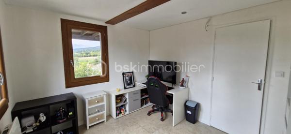 Découvrez cette maison de 75 m² (sur une parcelle de 562 m²) au style chalet typique (habillage bois), située au calme dans le lotissement "Serre Gras" à Aspres-sur-Buëch. 

  Répartie sur 3 niveaux, elle se compose de :
Niveau inférieur : Deux chambres, une salle de bain, un WC, une buanderie, et une vaste pièce avec baie vitrée coulissante (en lieu et place de l'ancien garage).   

Niveau principal : Une pièce de vie lumineuse, une cuisine, et un accès direct à une grande terrasse en U en bois (réalisée en 2021) avec une partie  sous auvent

  Dernier niveau : Une troisième chambre avec placards et une pièce sous pente, idéale pour un bureau ou un espace détente.   

Les + :
✔ Vue imprenable sur les montagnes (Massif du Dévoluy, Pic de Bure et Durbonas)
✔ Sentiers de promenade et de randonnée (vers le Col de Seille) juste à proximité
✔ Grande terrasse en U, parfaite pour profiter des beaux jours
✔ Poêle à bois Flamme Verte (2021) et double vitrage

Un bien idéal alliant confort, nature et charme de la montagne ! Contactez-nous pour organiser votre visite.