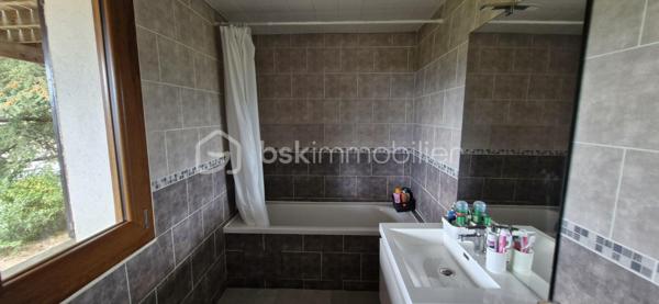 Découvrez cette maison de 75 m² (sur une parcelle de 562 m²) au style chalet typique (habillage bois), située au calme dans le lotissement "Serre Gras" à Aspres-sur-Buëch. 

  Répartie sur 3 niveaux, elle se compose de :
Niveau inférieur : Deux chambres, une salle de bain, un WC, une buanderie, et une vaste pièce avec baie vitrée coulissante (en lieu et place de l'ancien garage).   

Niveau principal : Une pièce de vie lumineuse, une cuisine, et un accès direct à une grande terrasse en U en bois (réalisée en 2021) avec une partie  sous auvent

  Dernier niveau : Une troisième chambre avec placards et une pièce sous pente, idéale pour un bureau ou un espace détente.   

Les + :
✔ Vue imprenable sur les montagnes (Massif du Dévoluy, Pic de Bure et Durbonas)
✔ Sentiers de promenade et de randonnée (vers le Col de Seille) juste à proximité
✔ Grande terrasse en U, parfaite pour profiter des beaux jours
✔ Poêle à bois Flamme Verte (2021) et double vitrage

Un bien idéal alliant confort, nature et charme de la montagne ! Contactez-nous pour organiser votre visite.