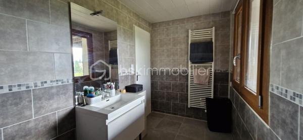 Découvrez cette maison de 75 m² (sur une parcelle de 562 m²) au style chalet typique (habillage bois), située au calme dans le lotissement "Serre Gras" à Aspres-sur-Buëch. 

  Répartie sur 3 niveaux, elle se compose de :
Niveau inférieur : Deux chambres, une salle de bain, un WC, une buanderie, et une vaste pièce avec baie vitrée coulissante (en lieu et place de l'ancien garage).   

Niveau principal : Une pièce de vie lumineuse, une cuisine, et un accès direct à une grande terrasse en U en bois (réalisée en 2021) avec une partie  sous auvent

  Dernier niveau : Une troisième chambre avec placards et une pièce sous pente, idéale pour un bureau ou un espace détente.   

Les + :
✔ Vue imprenable sur les montagnes (Massif du Dévoluy, Pic de Bure et Durbonas)
✔ Sentiers de promenade et de randonnée (vers le Col de Seille) juste à proximité
✔ Grande terrasse en U, parfaite pour profiter des beaux jours
✔ Poêle à bois Flamme Verte (2021) et double vitrage

Un bien idéal alliant confort, nature et charme de la montagne ! Contactez-nous pour organiser votre visite.