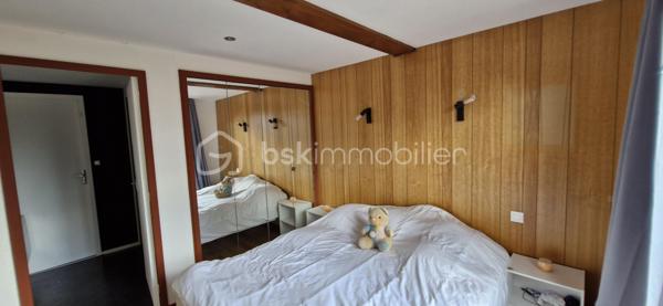 Découvrez cette maison de 75 m² (sur une parcelle de 562 m²) au style chalet typique (habillage bois), située au calme dans le lotissement "Serre Gras" à Aspres-sur-Buëch. 

  Répartie sur 3 niveaux, elle se compose de :
Niveau inférieur : Deux chambres, une salle de bain, un WC, une buanderie, et une vaste pièce avec baie vitrée coulissante (en lieu et place de l'ancien garage).   

Niveau principal : Une pièce de vie lumineuse, une cuisine, et un accès direct à une grande terrasse en U en bois (réalisée en 2021) avec une partie  sous auvent

  Dernier niveau : Une troisième chambre avec placards et une pièce sous pente, idéale pour un bureau ou un espace détente.   

Les + :
✔ Vue imprenable sur les montagnes (Massif du Dévoluy, Pic de Bure et Durbonas)
✔ Sentiers de promenade et de randonnée (vers le Col de Seille) juste à proximité
✔ Grande terrasse en U, parfaite pour profiter des beaux jours
✔ Poêle à bois Flamme Verte (2021) et double vitrage

Un bien idéal alliant confort, nature et charme de la montagne ! Contactez-nous pour organiser votre visite.