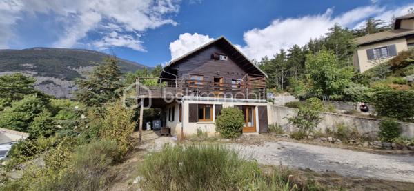 Découvrez cette maison de 75 m² (sur une parcelle de 562 m²) au style chalet typique (habillage bois), située au calme dans le lotissement "Serre Gras" à Aspres-sur-Buëch. 

  Répartie sur 3 niveaux, elle se compose de :
Niveau inférieur : Deux chambres, une salle de bain, un WC, une buanderie, et une vaste pièce avec baie vitrée coulissante (en lieu et place de l'ancien garage).   

Niveau principal : Une pièce de vie lumineuse, une cuisine, et un accès direct à une grande terrasse en U en bois (réalisée en 2021) avec une partie  sous auvent

  Dernier niveau : Une troisième chambre avec placards et une pièce sous pente, idéale pour un bureau ou un espace détente.   

Les + :
✔ Vue imprenable sur les montagnes (Massif du Dévoluy, Pic de Bure et Durbonas)
✔ Sentiers de promenade et de randonnée (vers le Col de Seille) juste à proximité
✔ Grande terrasse en U, parfaite pour profiter des beaux jours
✔ Poêle à bois Flamme Verte (2021) et double vitrage

Un bien idéal alliant confort, nature et charme de la montagne ! Contactez-nous pour organiser votre visite.