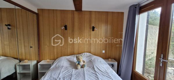 Découvrez cette maison de 75 m² (sur une parcelle de 562 m²) au style chalet typique (habillage bois), située au calme dans le lotissement "Serre Gras" à Aspres-sur-Buëch. 

  Répartie sur 3 niveaux, elle se compose de :
Niveau inférieur : Deux chambres, une salle de bain, un WC, une buanderie, et une vaste pièce avec baie vitrée coulissante (en lieu et place de l'ancien garage).   

Niveau principal : Une pièce de vie lumineuse, une cuisine, et un accès direct à une grande terrasse en U en bois (réalisée en 2021) avec une partie  sous auvent

  Dernier niveau : Une troisième chambre avec placards et une pièce sous pente, idéale pour un bureau ou un espace détente.   

Les + :
✔ Vue imprenable sur les montagnes (Massif du Dévoluy, Pic de Bure et Durbonas)
✔ Sentiers de promenade et de randonnée (vers le Col de Seille) juste à proximité
✔ Grande terrasse en U, parfaite pour profiter des beaux jours
✔ Poêle à bois Flamme Verte (2021) et double vitrage

Un bien idéal alliant confort, nature et charme de la montagne ! Contactez-nous pour organiser votre visite.