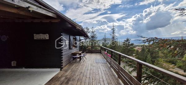Découvrez cette maison de 75 m² (sur une parcelle de 562 m²) au style chalet typique (habillage bois), située au calme dans le lotissement "Serre Gras" à Aspres-sur-Buëch. 

  Répartie sur 3 niveaux, elle se compose de :
Niveau inférieur : Deux chambres, une salle de bain, un WC, une buanderie, et une vaste pièce avec baie vitrée coulissante (en lieu et place de l'ancien garage).   

Niveau principal : Une pièce de vie lumineuse, une cuisine, et un accès direct à une grande terrasse en U en bois (réalisée en 2021) avec une partie  sous auvent

  Dernier niveau : Une troisième chambre avec placards et une pièce sous pente, idéale pour un bureau ou un espace détente.   

Les + :
✔ Vue imprenable sur les montagnes (Massif du Dévoluy, Pic de Bure et Durbonas)
✔ Sentiers de promenade et de randonnée (vers le Col de Seille) juste à proximité
✔ Grande terrasse en U, parfaite pour profiter des beaux jours
✔ Poêle à bois Flamme Verte (2021) et double vitrage

Un bien idéal alliant confort, nature et charme de la montagne ! Contactez-nous pour organiser votre visite.