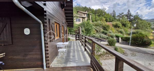 Découvrez cette maison de 75 m² (sur une parcelle de 562 m²) au style chalet typique (habillage bois), située au calme dans le lotissement "Serre Gras" à Aspres-sur-Buëch. 

  Répartie sur 3 niveaux, elle se compose de :
Niveau inférieur : Deux chambres, une salle de bain, un WC, une buanderie, et une vaste pièce avec baie vitrée coulissante (en lieu et place de l'ancien garage).   

Niveau principal : Une pièce de vie lumineuse, une cuisine, et un accès direct à une grande terrasse en U en bois (réalisée en 2021) avec une partie  sous auvent

  Dernier niveau : Une troisième chambre avec placards et une pièce sous pente, idéale pour un bureau ou un espace détente.   

Les + :
✔ Vue imprenable sur les montagnes (Massif du Dévoluy, Pic de Bure et Durbonas)
✔ Sentiers de promenade et de randonnée (vers le Col de Seille) juste à proximité
✔ Grande terrasse en U, parfaite pour profiter des beaux jours
✔ Poêle à bois Flamme Verte (2021) et double vitrage

Un bien idéal alliant confort, nature et charme de la montagne ! Contactez-nous pour organiser votre visite.