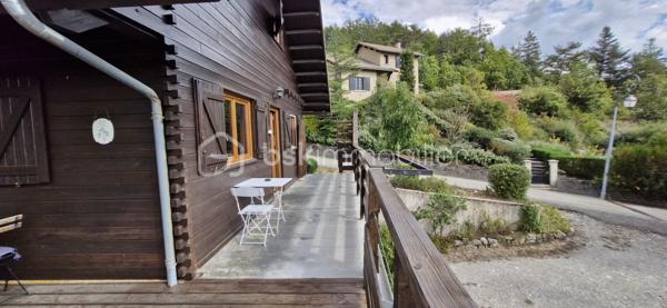 Découvrez cette maison de 75 m² (sur une parcelle de 562 m²) au style chalet typique (habillage bois), située au calme dans le lotissement "Serre Gras" à Aspres-sur-Buëch. 

  Répartie sur 3 niveaux, elle se compose de :
Niveau inférieur : Deux chambres, une salle de bain, un WC, une buanderie, et une vaste pièce avec baie vitrée coulissante (en lieu et place de l'ancien garage).   

Niveau principal : Une pièce de vie lumineuse, une cuisine, et un accès direct à une grande terrasse en U en bois (réalisée en 2021) avec une partie  sous auvent

  Dernier niveau : Une troisième chambre avec placards et une pièce sous pente, idéale pour un bureau ou un espace détente.   

Les + :
✔ Vue imprenable sur les montagnes (Massif du Dévoluy, Pic de Bure et Durbonas)
✔ Sentiers de promenade et de randonnée (vers le Col de Seille) juste à proximité
✔ Grande terrasse en U, parfaite pour profiter des beaux jours
✔ Poêle à bois Flamme Verte (2021) et double vitrage

Un bien idéal alliant confort, nature et charme de la montagne ! Contactez-nous pour organiser votre visite.