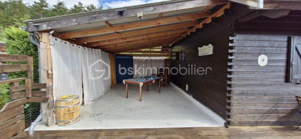 Découvrez cette maison de 75 m² (sur une parcelle de 562 m²) au style chalet typique (habillage bois), située au calme dans le lotissement "Serre Gras" à Aspres-sur-Buëch. 

  Répartie sur 3 niveaux, elle se compose de :
Niveau inférieur : Deux chambres, une salle de bain, un WC, une buanderie, et une vaste pièce avec baie vitrée coulissante (en lieu et place de l'ancien garage).   

Niveau principal : Une pièce de vie lumineuse, une cuisine, et un accès direct à une grande terrasse en U en bois (réalisée en 2021) avec une partie  sous auvent

  Dernier niveau : Une troisième chambre avec placards et une pièce sous pente, idéale pour un bureau ou un espace détente.   

Les + :
✔ Vue imprenable sur les montagnes (Massif du Dévoluy, Pic de Bure et Durbonas)
✔ Sentiers de promenade et de randonnée (vers le Col de Seille) juste à proximité
✔ Grande terrasse en U, parfaite pour profiter des beaux jours
✔ Poêle à bois Flamme Verte (2021) et double vitrage

Un bien idéal alliant confort, nature et charme de la montagne ! Contactez-nous pour organiser votre visite.