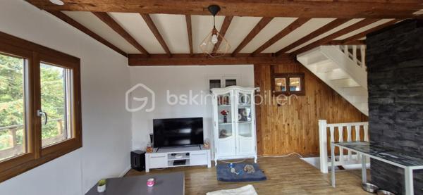 Découvrez cette maison de 75 m² (sur une parcelle de 562 m²) au style chalet typique (habillage bois), située au calme dans le lotissement "Serre Gras" à Aspres-sur-Buëch. 

  Répartie sur 3 niveaux, elle se compose de :
Niveau inférieur : Deux chambres, une salle de bain, un WC, une buanderie, et une vaste pièce avec baie vitrée coulissante (en lieu et place de l'ancien garage).   

Niveau principal : Une pièce de vie lumineuse, une cuisine, et un accès direct à une grande terrasse en U en bois (réalisée en 2021) avec une partie  sous auvent

  Dernier niveau : Une troisième chambre avec placards et une pièce sous pente, idéale pour un bureau ou un espace détente.   

Les + :
✔ Vue imprenable sur les montagnes (Massif du Dévoluy, Pic de Bure et Durbonas)
✔ Sentiers de promenade et de randonnée (vers le Col de Seille) juste à proximité
✔ Grande terrasse en U, parfaite pour profiter des beaux jours
✔ Poêle à bois Flamme Verte (2021) et double vitrage

Un bien idéal alliant confort, nature et charme de la montagne ! Contactez-nous pour organiser votre visite.