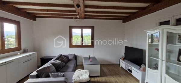 Découvrez cette maison de 75 m² (sur une parcelle de 562 m²) au style chalet typique (habillage bois), située au calme dans le lotissement "Serre Gras" à Aspres-sur-Buëch. 

  Répartie sur 3 niveaux, elle se compose de :
Niveau inférieur : Deux chambres, une salle de bain, un WC, une buanderie, et une vaste pièce avec baie vitrée coulissante (en lieu et place de l'ancien garage).   

Niveau principal : Une pièce de vie lumineuse, une cuisine, et un accès direct à une grande terrasse en U en bois (réalisée en 2021) avec une partie  sous auvent

  Dernier niveau : Une troisième chambre avec placards et une pièce sous pente, idéale pour un bureau ou un espace détente.   

Les + :
✔ Vue imprenable sur les montagnes (Massif du Dévoluy, Pic de Bure et Durbonas)
✔ Sentiers de promenade et de randonnée (vers le Col de Seille) juste à proximité
✔ Grande terrasse en U, parfaite pour profiter des beaux jours
✔ Poêle à bois Flamme Verte (2021) et double vitrage

Un bien idéal alliant confort, nature et charme de la montagne ! Contactez-nous pour organiser votre visite.