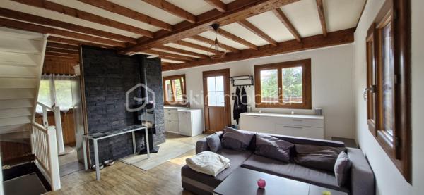 Découvrez cette maison de 75 m² (sur une parcelle de 562 m²) au style chalet typique (habillage bois), située au calme dans le lotissement "Serre Gras" à Aspres-sur-Buëch. 

  Répartie sur 3 niveaux, elle se compose de :
Niveau inférieur : Deux chambres, une salle de bain, un WC, une buanderie, et une vaste pièce avec baie vitrée coulissante (en lieu et place de l'ancien garage).   

Niveau principal : Une pièce de vie lumineuse, une cuisine, et un accès direct à une grande terrasse en U en bois (réalisée en 2021) avec une partie  sous auvent

  Dernier niveau : Une troisième chambre avec placards et une pièce sous pente, idéale pour un bureau ou un espace détente.   

Les + :
✔ Vue imprenable sur les montagnes (Massif du Dévoluy, Pic de Bure et Durbonas)
✔ Sentiers de promenade et de randonnée (vers le Col de Seille) juste à proximité
✔ Grande terrasse en U, parfaite pour profiter des beaux jours
✔ Poêle à bois Flamme Verte (2021) et double vitrage

Un bien idéal alliant confort, nature et charme de la montagne ! Contactez-nous pour organiser votre visite.