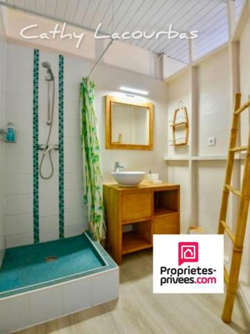 97125 BOUILLANTE - Villa comprenant 5 appartements vue mer et piscine