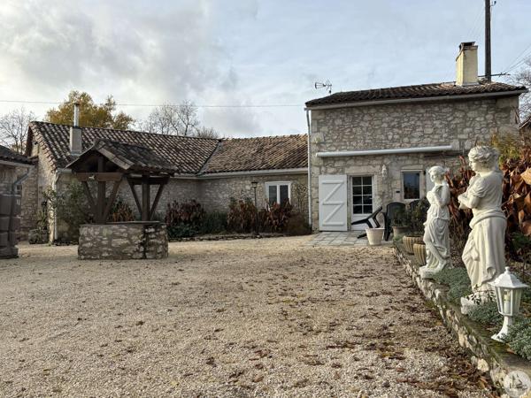 Ensemble en pierre avec deux maison et piscine.