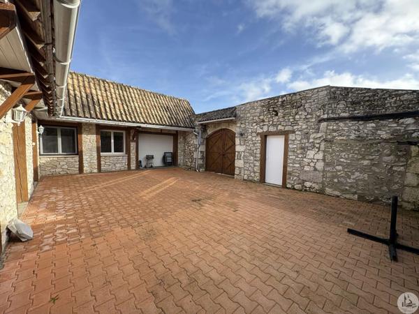 Ensemble en pierre avec deux maison et piscine.