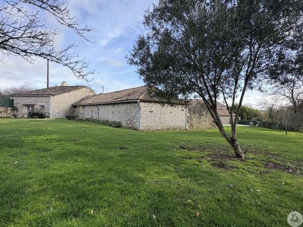 Ensemble en pierre avec deux maison et piscine.