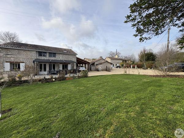 Ensemble en pierre avec deux maison et piscine.