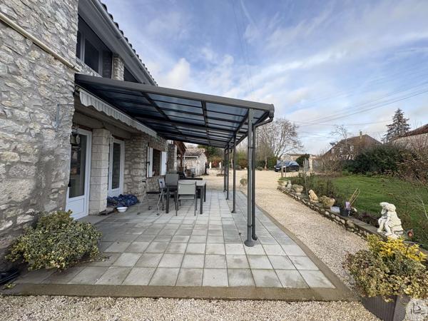 Ensemble en pierre avec deux maison et piscine.