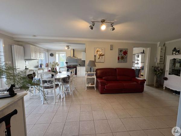 Ensemble en pierre avec deux maison et piscine.
